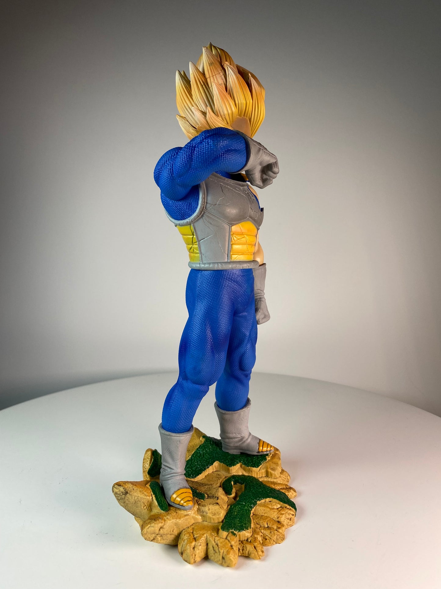 Super Saiyan Vegeta 1/6 Scale Figure