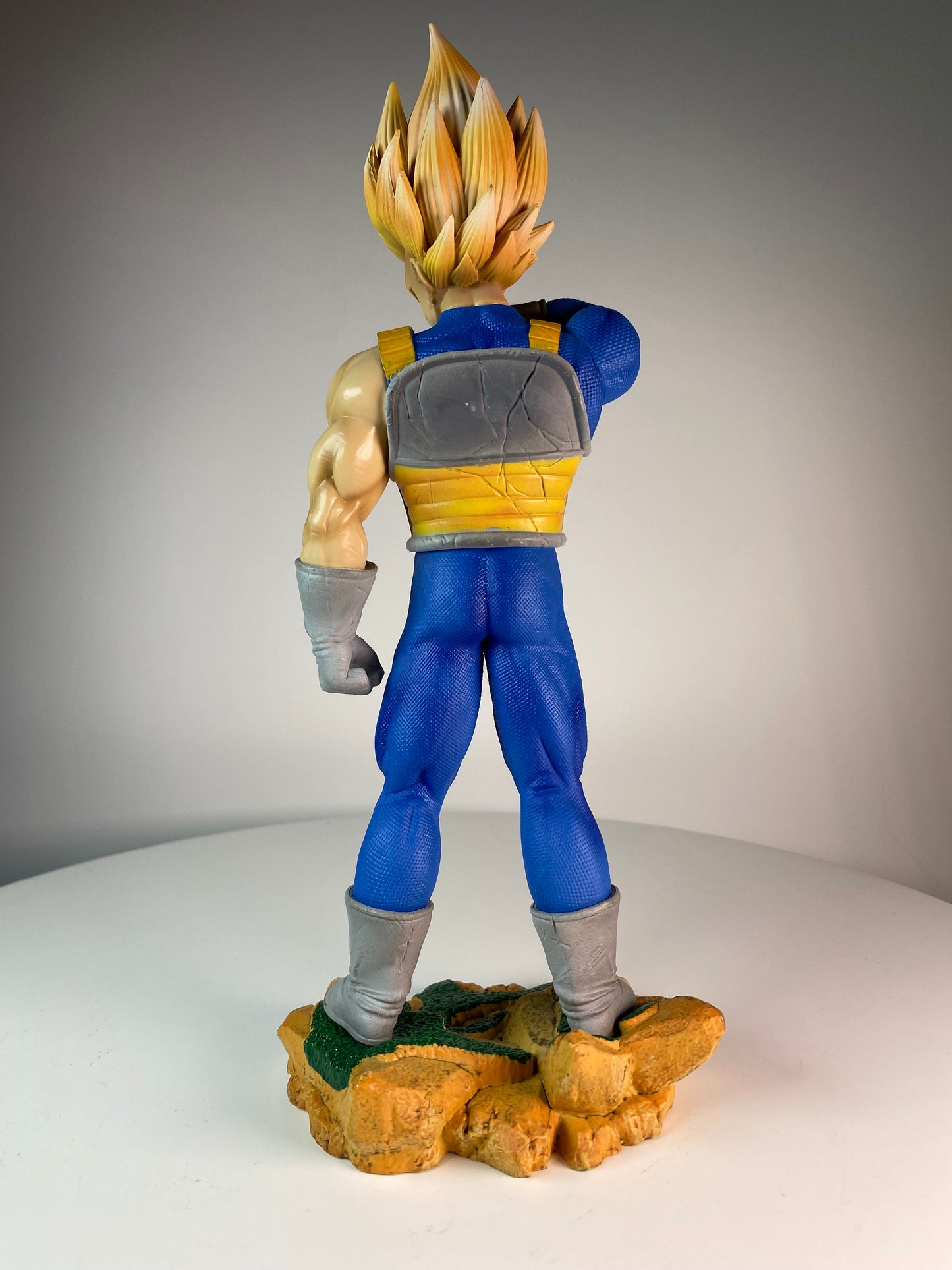 Super Saiyan Vegeta 1/6 Scale Figure