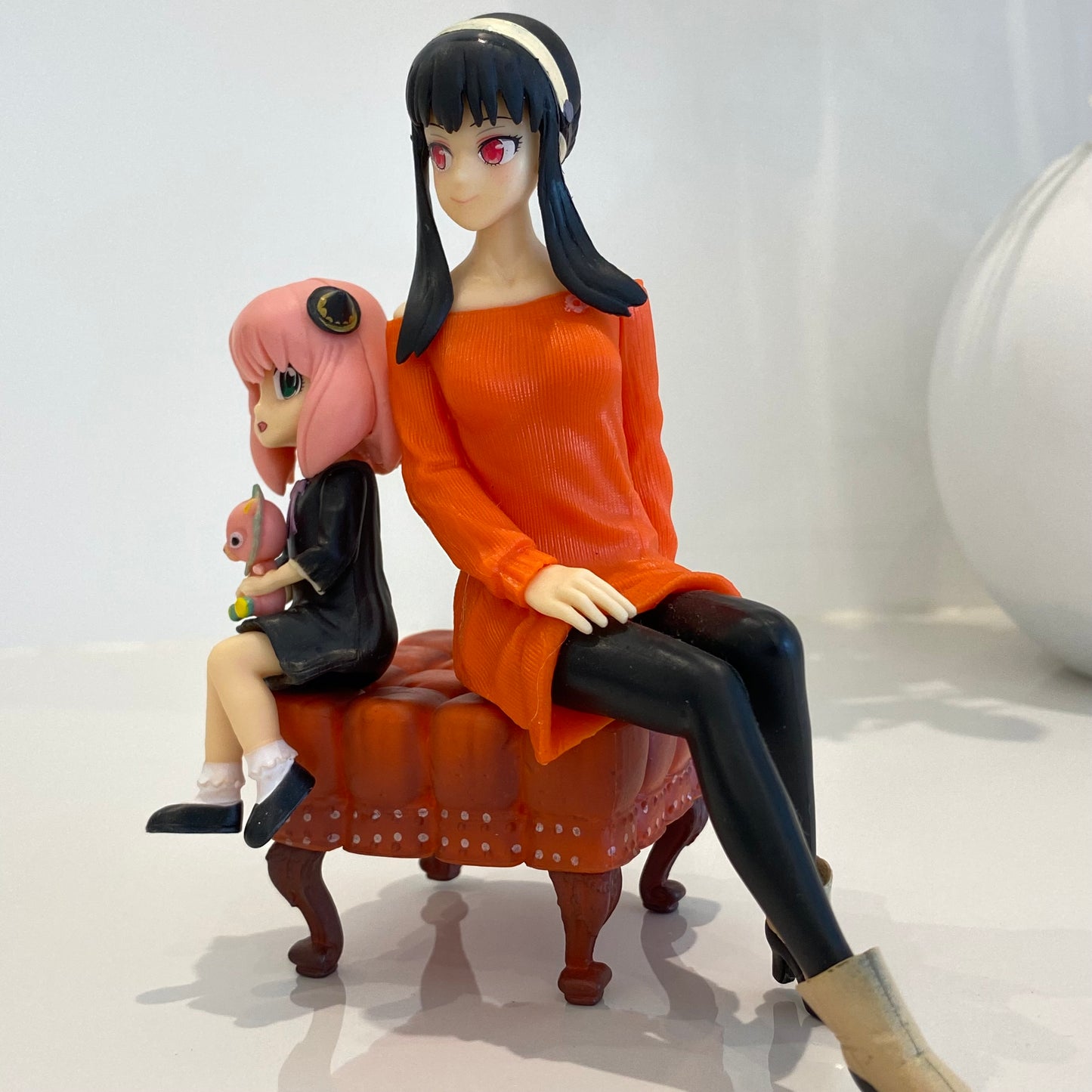 Yor and Anya sitting figures