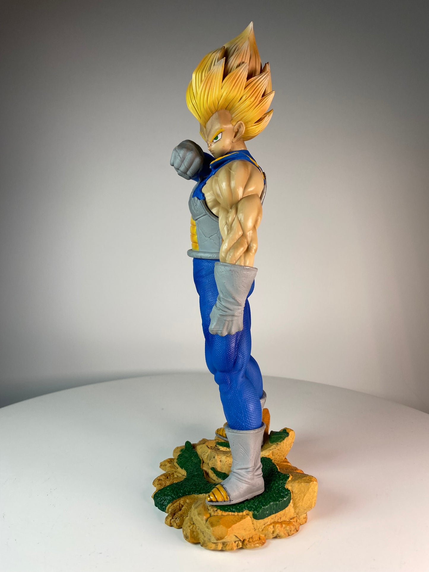 Super Saiyan Vegeta 1/6 Scale Figure